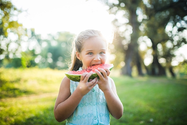 blog/2018/08/aliments-ultra-rafraichissants-enfant-ete-chaleur.jpg