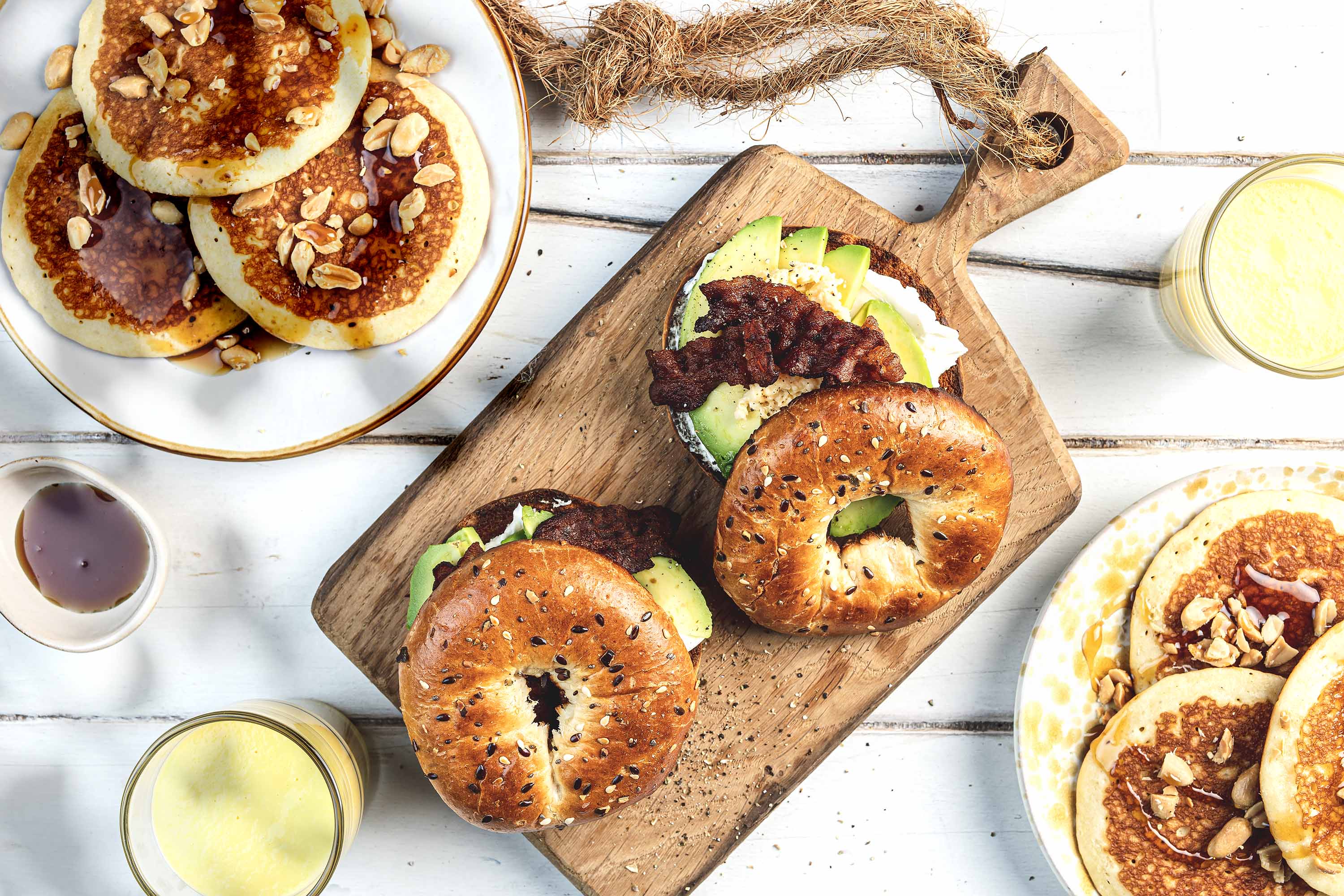KIT Brunch américain - Bagel cream cheese et poitrine fumée, pancakes au sirop d'erable et cacahuètes, milkshake à la mangue