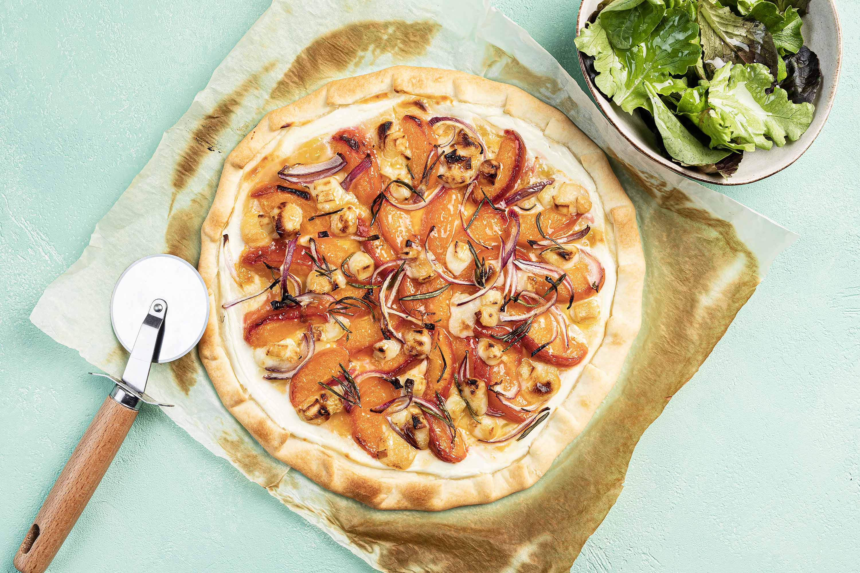 Tarte fine aux abricots rôtis, chèvre, miel et romarin s26 t